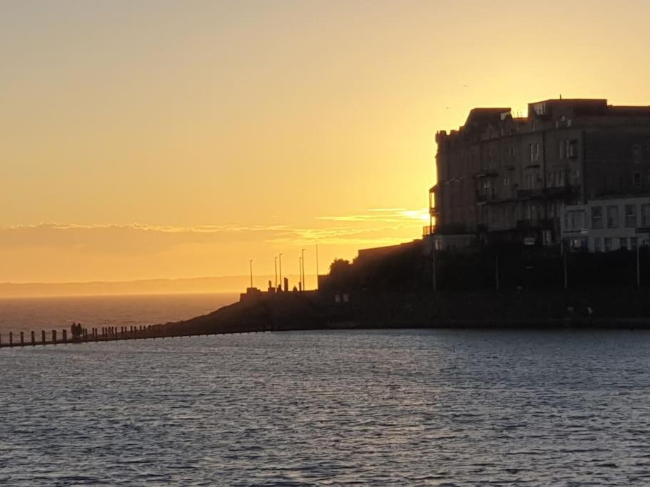 Modern Apartment With Stunning Sea View Weston-super-Mare Esterno foto