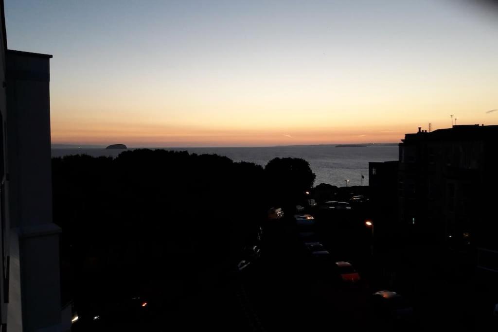 Modern Apartment With Stunning Sea View Weston-super-Mare Esterno foto